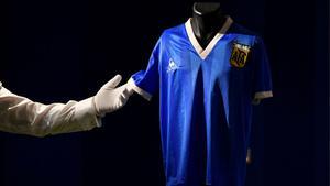 Sale a subasta la camiseta de Maradona de la ’Mano de Dios’.