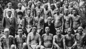 Club de personas tatuadas por Horiuno II, en Japón, a mediados del siglo XX.