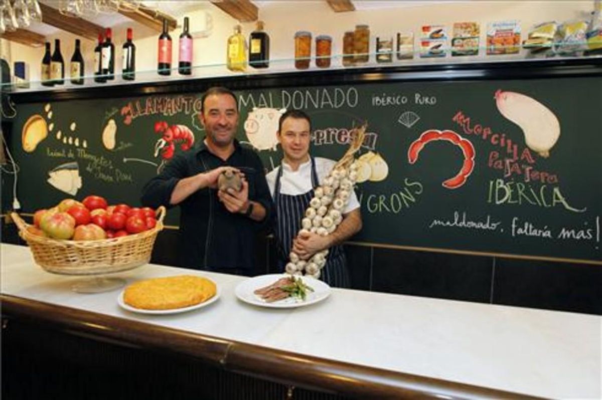 Santi Hoyos y el cocinero Alejandro Britos, con unos ajos. Foto: Josep Garcia Santi Hoyos y el cocinero Alejandro Britos, con unos ajos. Foto: Josep Garcia