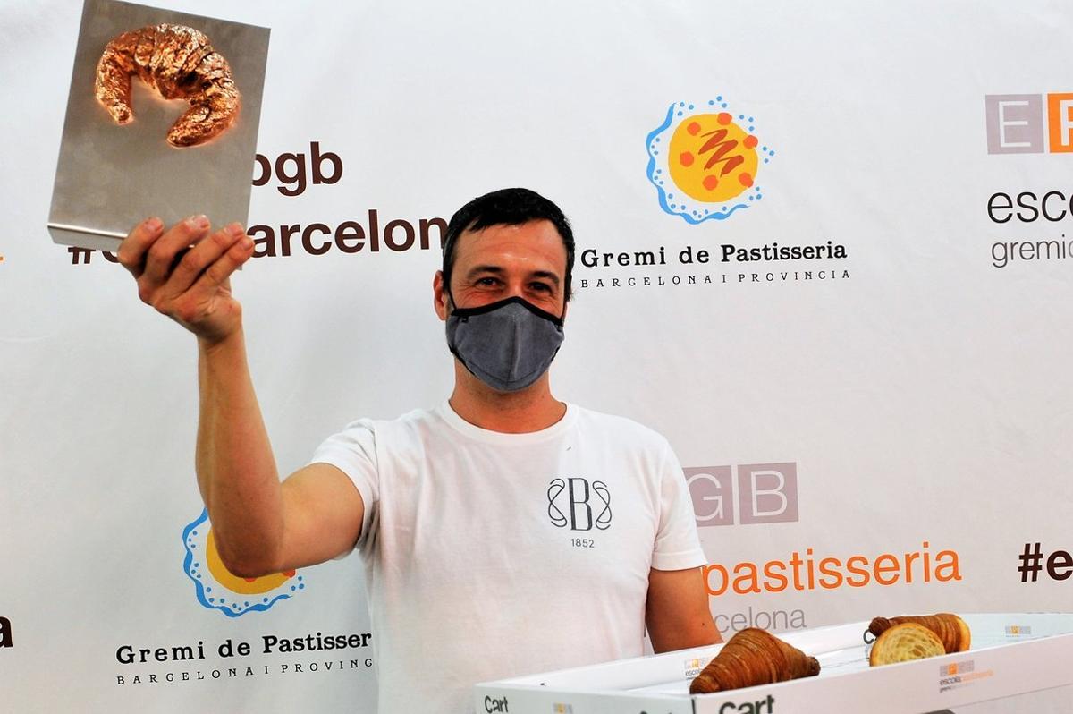 Andreu Sayó, de la pastelería Brunells, con el galardón que distingue el mejor cruasán artesano de mantequilla de España.