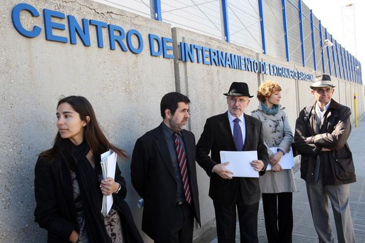 El Síndic de Greuges, Rafael Ribó. con el resto de la delegación, en el CIE de Zona Franca. El Síndic de Greuges, Rafael Ribó. con el resto de la delegación, en el CIE de Zona Franca.