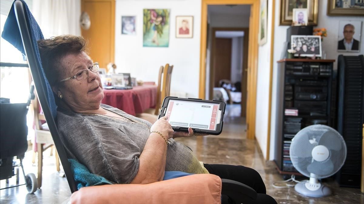 Neus, que participa en un porgrama de Barcelona para atender a los mayores que viven solos. Neus, que participa en un porgrama de Barcelona para atender a los mayores que viven solos.