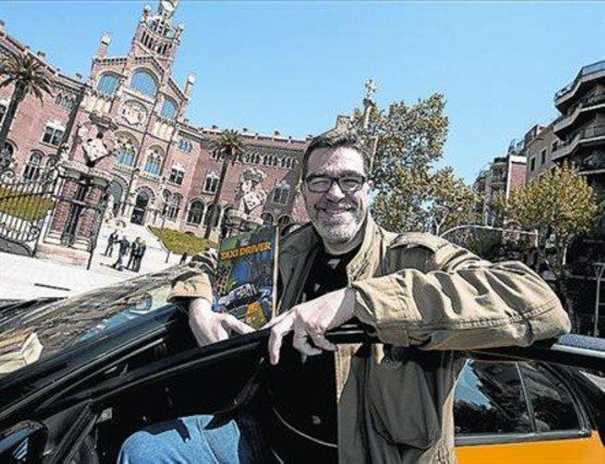 Ilustrador y taxista Xavier Carrasco, Bié, en el taxi que empezó a conducir por la falta de ingresos. Ilustrador y taxista Xavier Carrasco, Bié, en el taxi que empezó a conducir por la falta de ingresos.