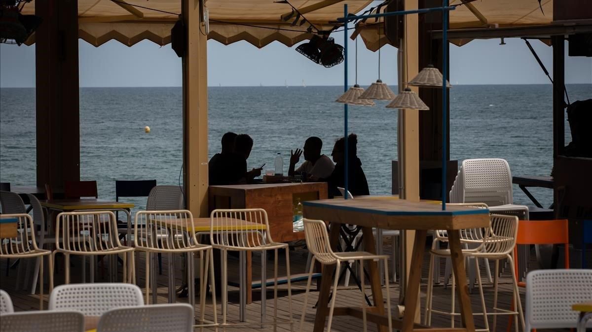 Terraza de un chiringuito de playa de Barcelona, el pasado 25 de mayo. Terraza de un chiringuito de playa de Barcelona, el pasado 25 de mayo.