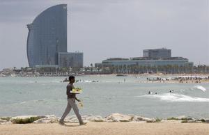 La venta ambulante ilegal se desborda en las playas de Barcelona.