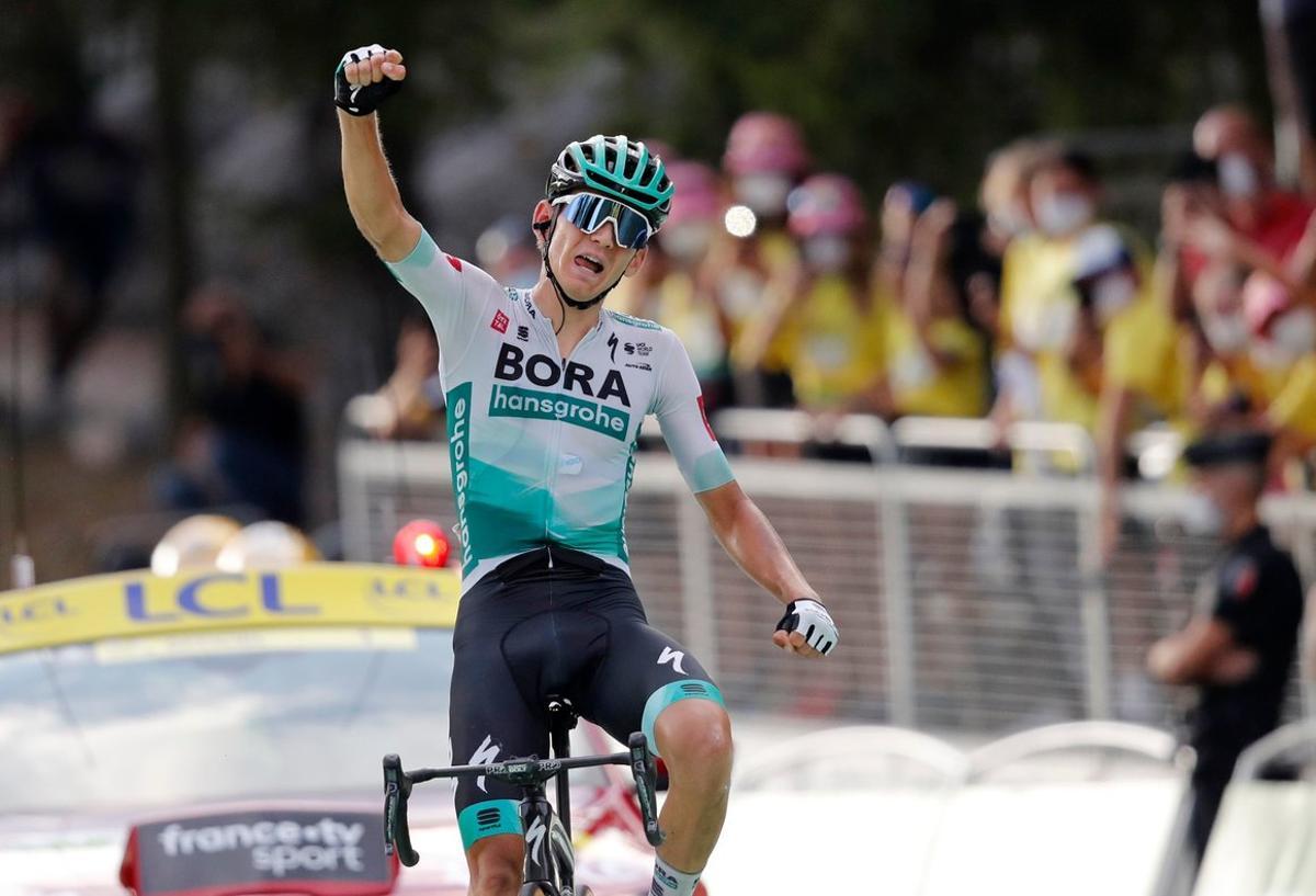 El alemán Lennard Kämna entra triunfador en la etapa 16 del Tour.