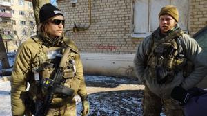 El comandante ucraniano Serhii Filimonov (derecha) y un ayudante, en Siversk, en el frente de Lugansk.