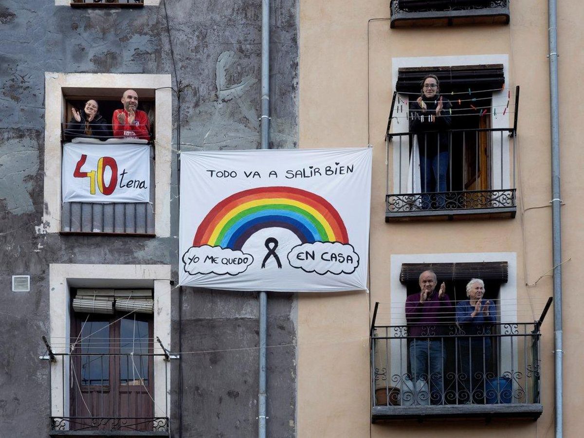 Vecinos del Casco Antiguo de Cuenca recuerdan este jueves durante el aplauso a los sanitarios los 40 días de confinamiento por el coronavirus. Vecinos del Casco Antiguo de Cuenca recuerdan este jueves durante el aplauso a los sanitarios los 40 días de confinamiento por el coronavirus.