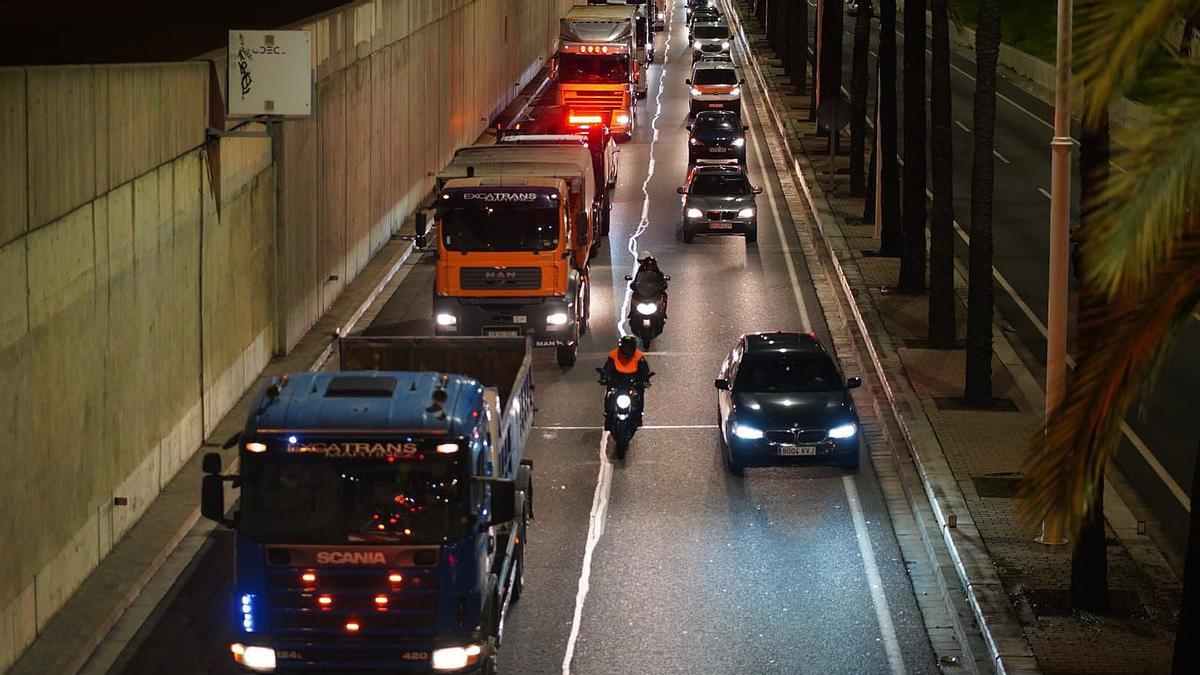 Los transportistas vuelven a bloquear la Ronda Litoral en una tercera marcha lenta