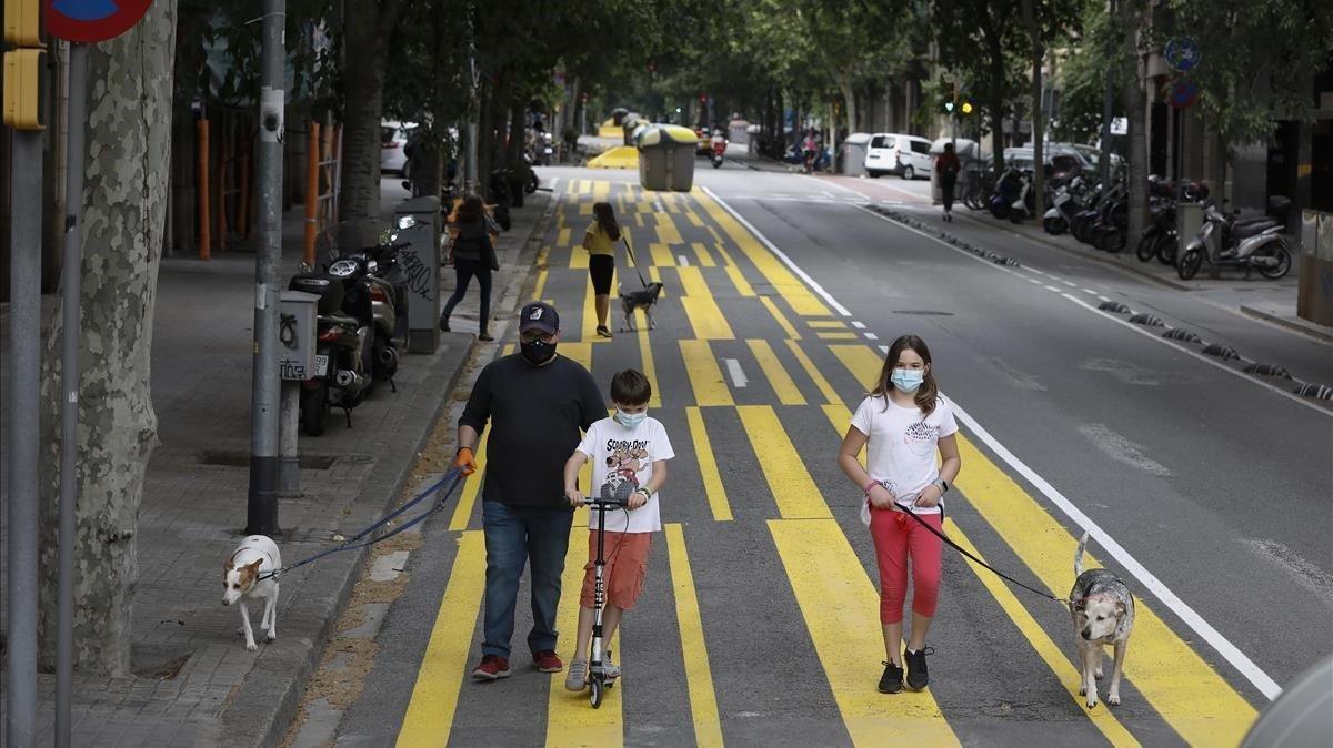Barcelona ha ganado espacio a los peatones y bicis como en la calle de Consell de Cent.