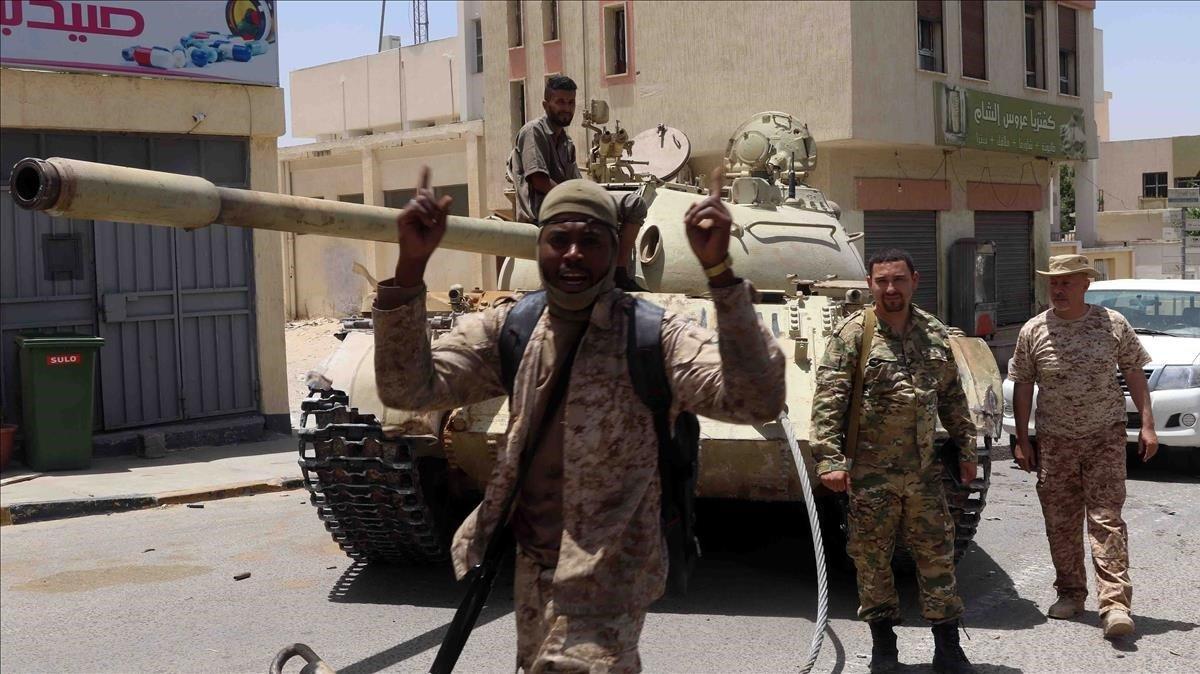 Soldados leales al Gobierno de Acuerdo Nacional, reconocido por la ONU, en la localidad de Tarhouna, situada a unos 65 kilómetros de Trípoli.