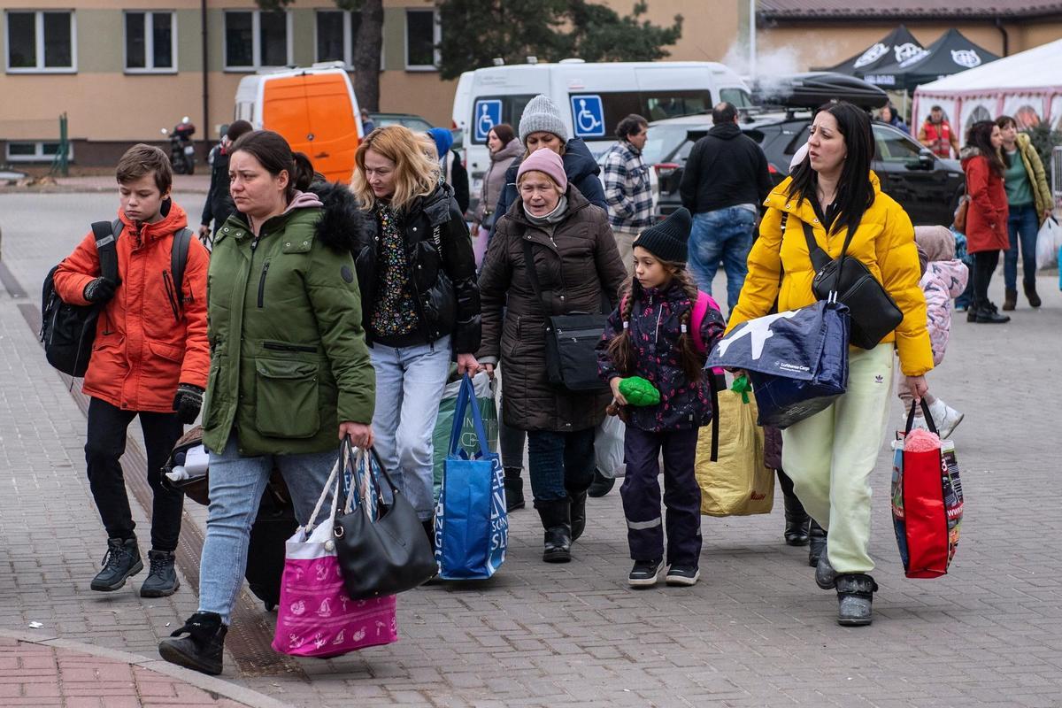 Refugiados de Ucrania llegan a Polonia.