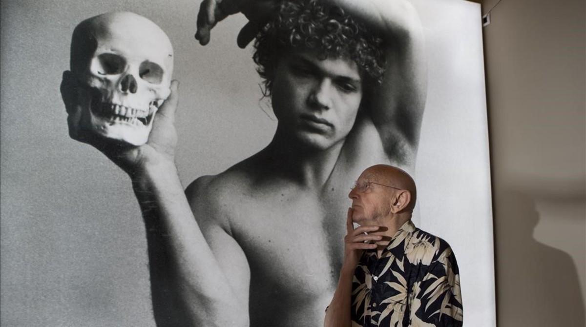Duane Michals posa junto a la imagen ’All things mellow in the mind’ (1986), el lunes en la muestra que la Fundación Mapfre dedica a su trayectoria.  