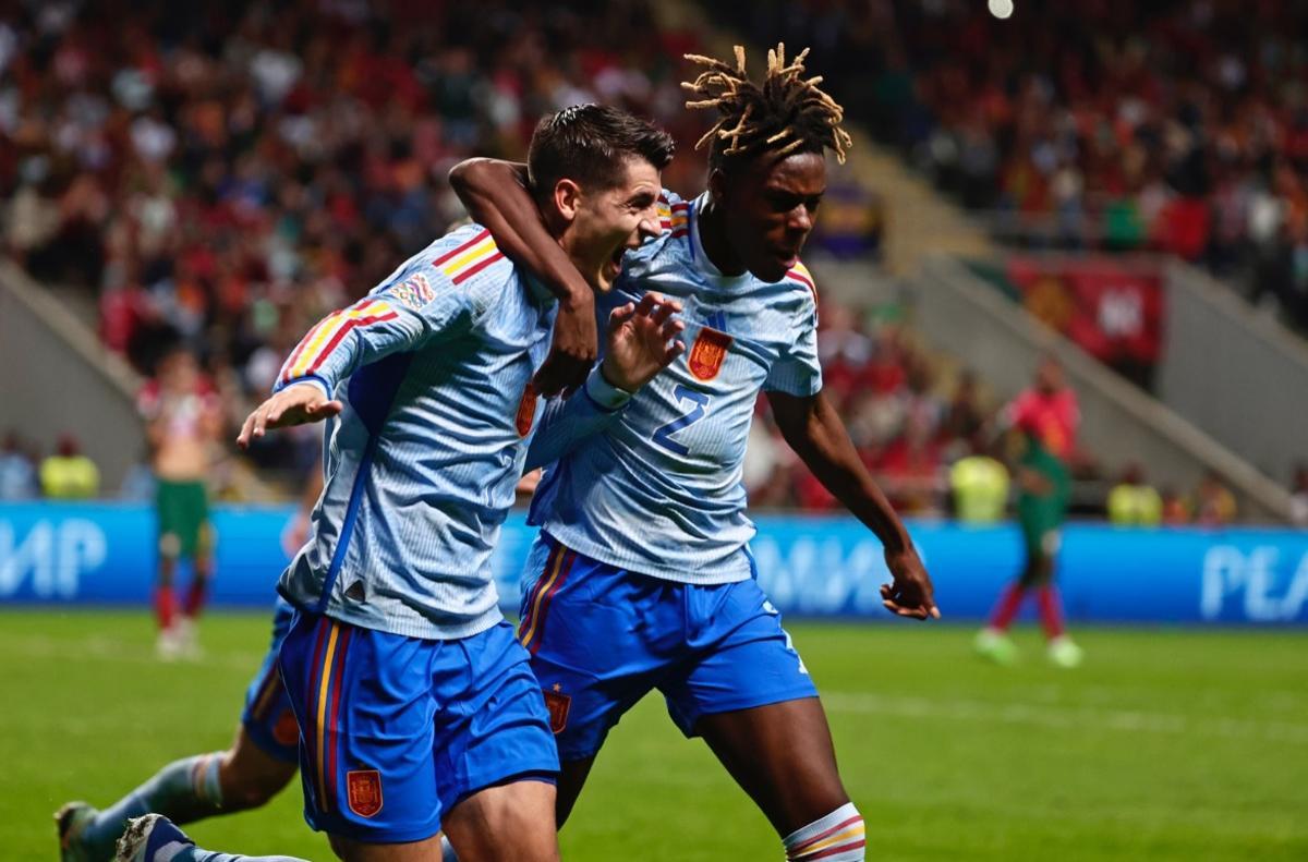 Morata y Williams celebran el gol de España.