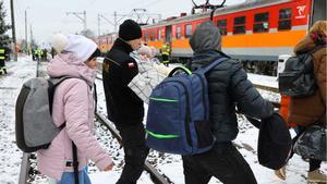 Un grupo de gente se dispone a tomar un tren hacia Cracovia, en Polonia, en el punto de control de Medyka.