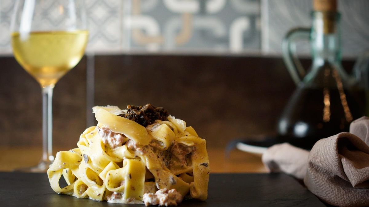 ’Pappardelle alla Norcia’ con trufa, butifarra y vino blanco del restaurante italiano Galú. ’Pappardelle alla Norcia’ con trufa, butifarra y vino blanco del restaurante italiano Galú.