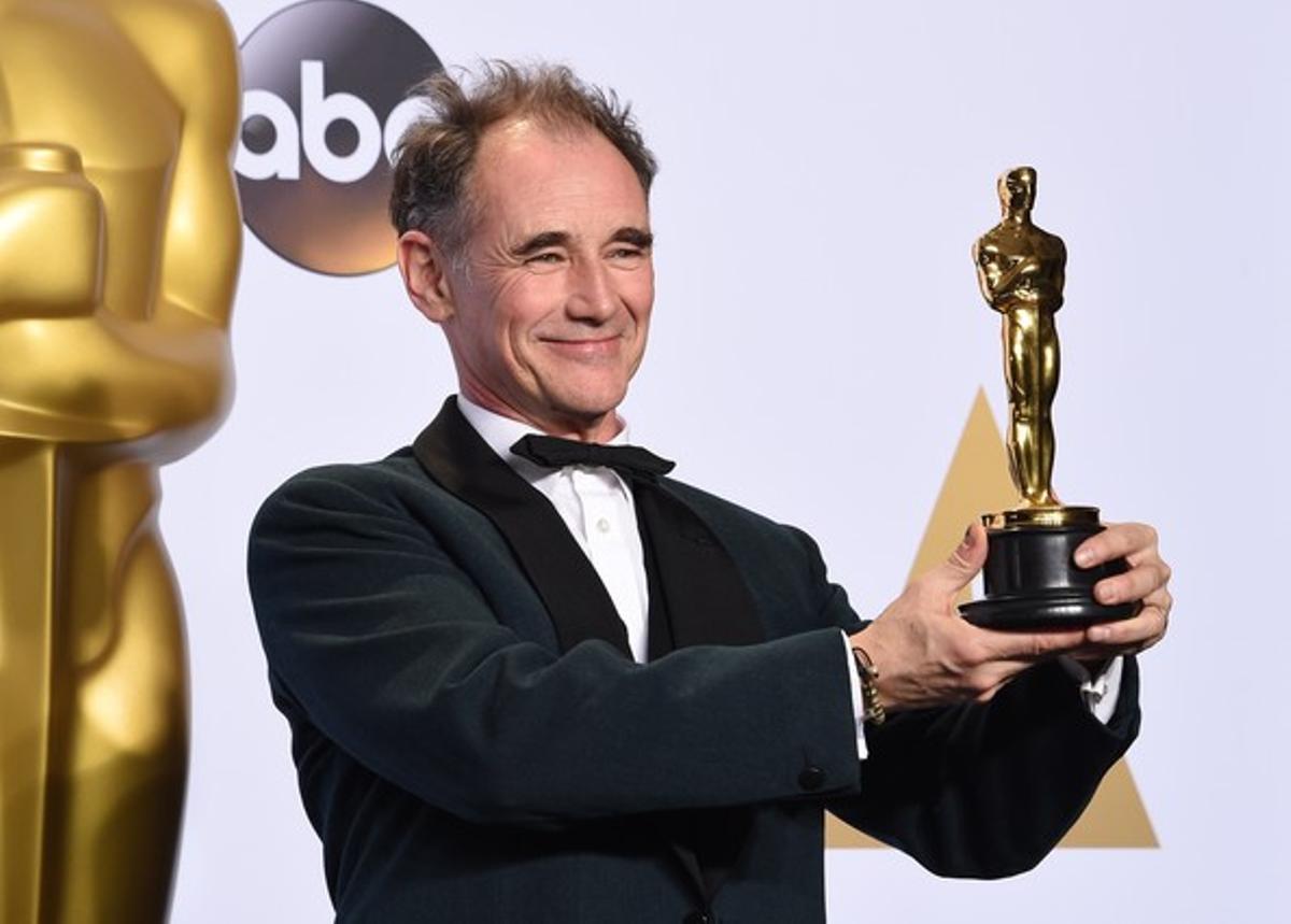  Mark Rylance posa con su Oscar al mejor actor de reparto por ’El puente de los espías’.