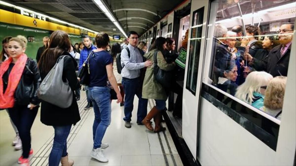 Usuarios del metro, durante la jornada de huelga del 27 de abril, que coincidió con la feria Alimentaria. Usuarios del metro, durante la jornada de huelga del 27 de abril, que coincidió con la feria Alimentaria.