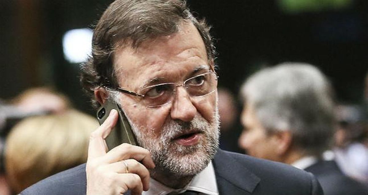 El presidente del Gobierno, Mariano Rajoy, realiza una llamada telefónica en una imagen de archivo. El presidente del Gobierno, Mariano Rajoy, realiza una llamada telefónica en una imagen de archivo.