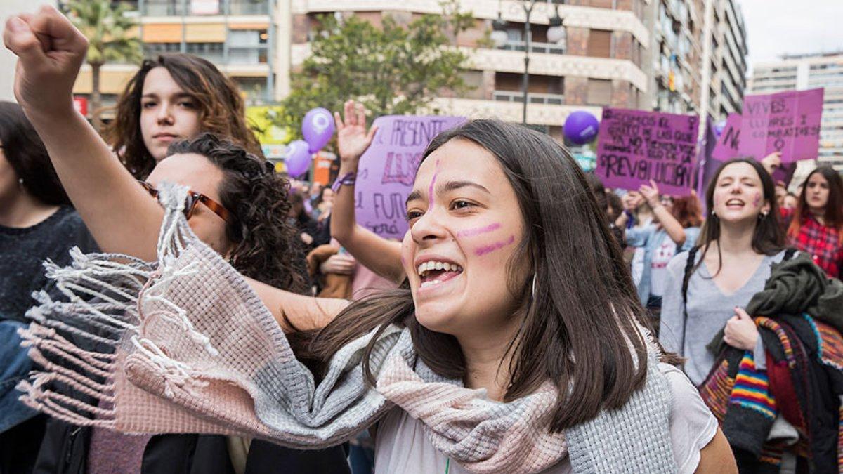 Varias mujeres, en la manifestación del 8 de marzo del 2018 en València. Varias mujeres, en la manifestación del 8 de marzo del 2018 en València.