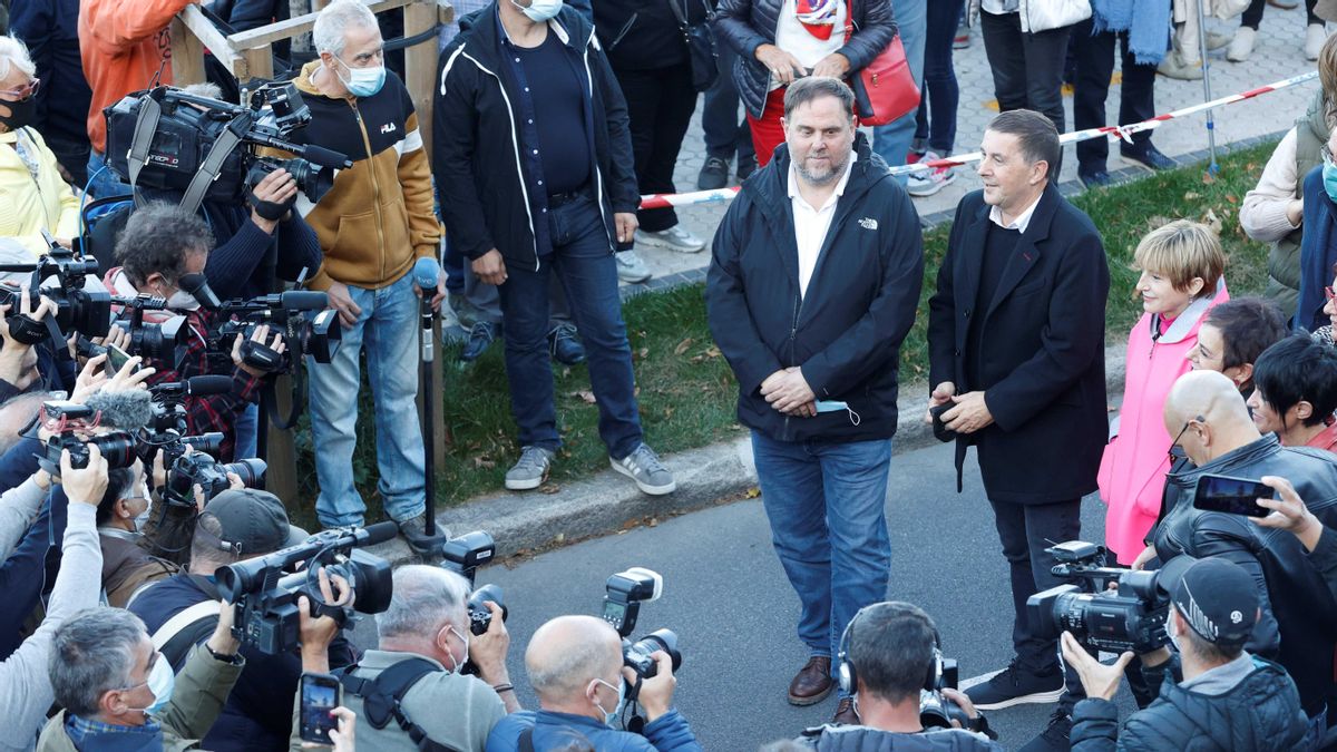 El presidente de ERC, Oriol Junqueras, junto al coordinador general de EH Bildu, Arnaldo Otegi, en San Sebastián durante la una manifestación para reclamar el fin de la política penitenciaria de excepción para los presos de ETA. El presidente de ERC, Oriol Junqueras, junto al coordinador general de EH Bildu, Arnaldo Otegi, en San Sebastián durante la una manifestación para reclamar el fin de la política penitenciaria de excepción para los presos de ETA.