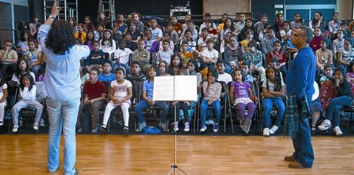 Niños de los proyectos ’Voces’ y ’4Cordes’ ensayan con Elisenda Carrasco y Pablo González. Niños de los proyectos ’Voces’ y ’4Cordes’ ensayan con Elisenda Carrasco y Pablo González.