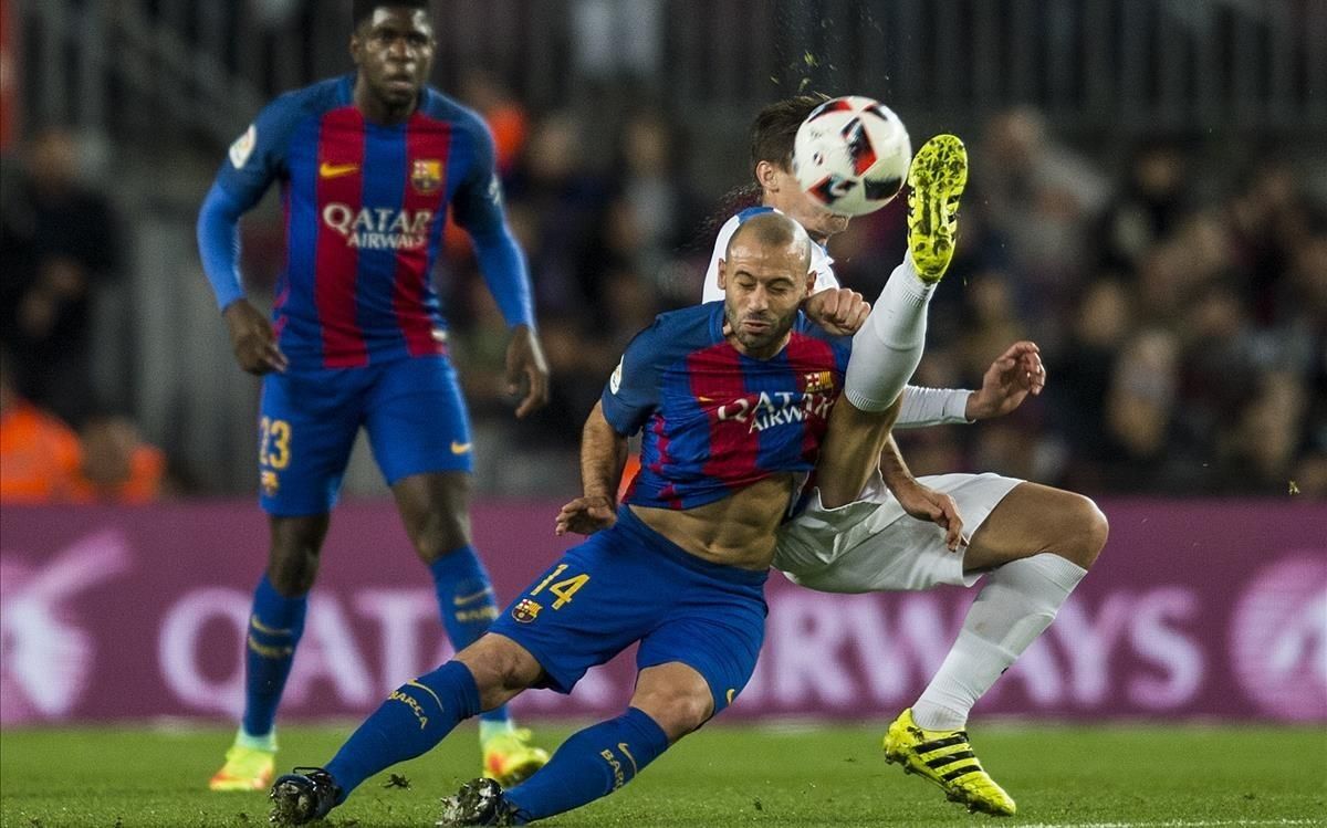 Mascherano se anticipa de cabeza al control del delantero Berrocal durante el partido de vuelta de la copa del rey entre el Barcelona y el Hercules. Mascherano se anticipa de cabeza al control del delantero Berrocal durante el partido de vuelta de la copa del rey entre el Barcelona y el Hercules.