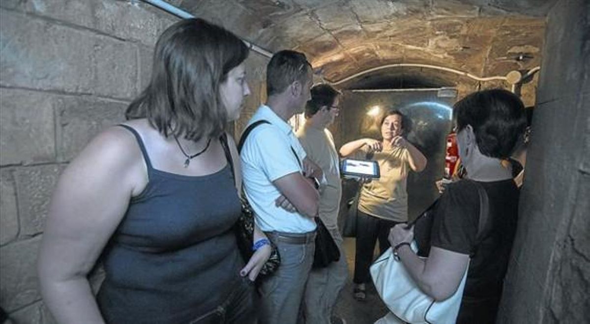 En el refugio antiaéreo de la catedral 8 Un grupo de visitantes atiende las explicaciones de la guía Marta Hernández, el sábado pasado. En el refugio antiaéreo de la catedral 8 Un grupo de visitantes atiende las explicaciones de la guía Marta Hernández, el sábado pasado.