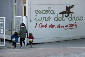 Una pintada en favor del catalán en la fachada del colegio Turó del Drac de Canet de Mar.