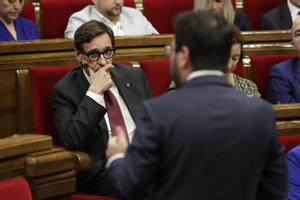 El líder del PSC, Salvador Illa, escuchando una intervención del ’president’ Pere Aragonès en el Parlament