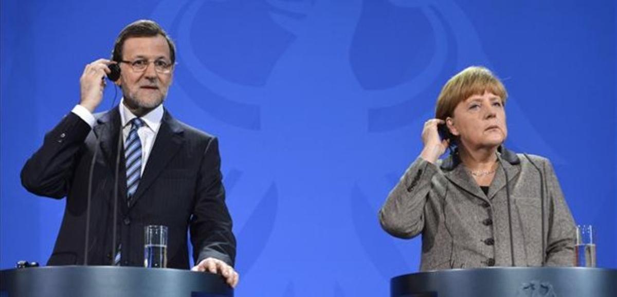 Rajoy y Merkel, en una rueda de prensa en Berlín.
