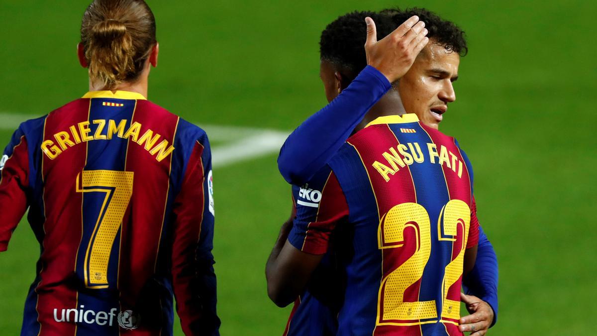 Coutinho felicita a Ansu Fati por su gol al Villarreal en el primer partido de Liga.