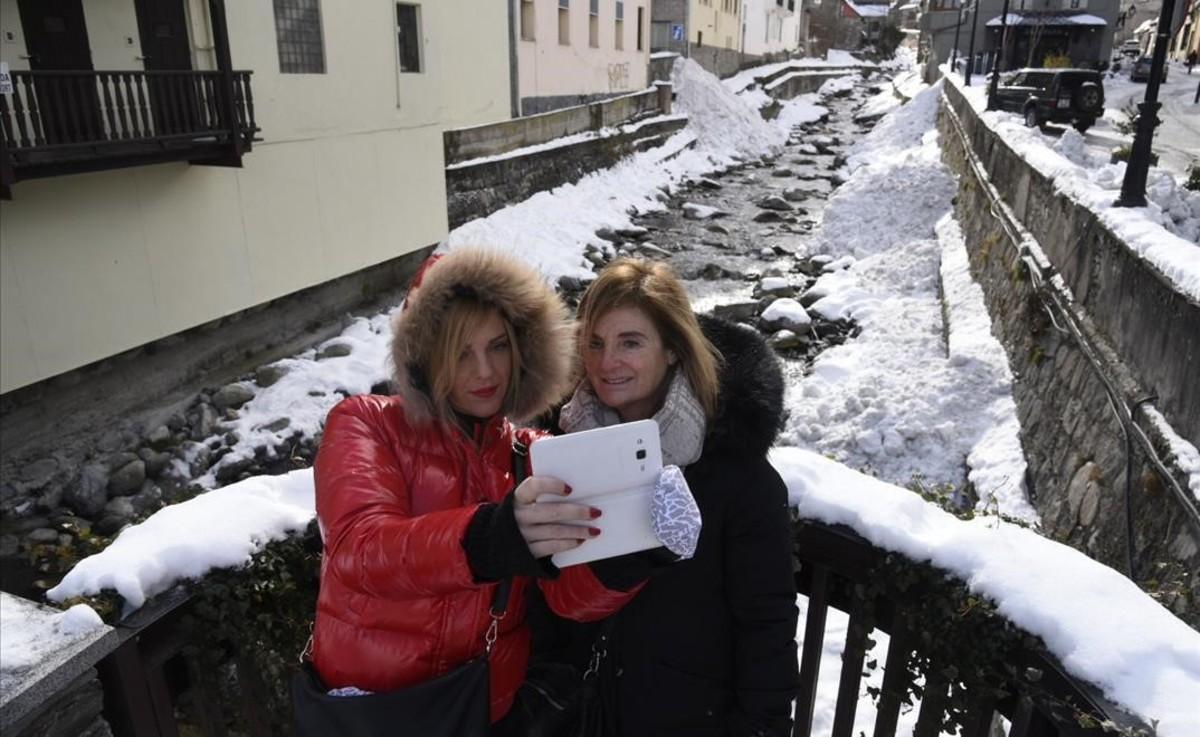 Idoia y Silvia, de Bilbao, se hacen un selfie en Viella.