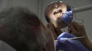 Barcelona presenta su primer dentista municipal