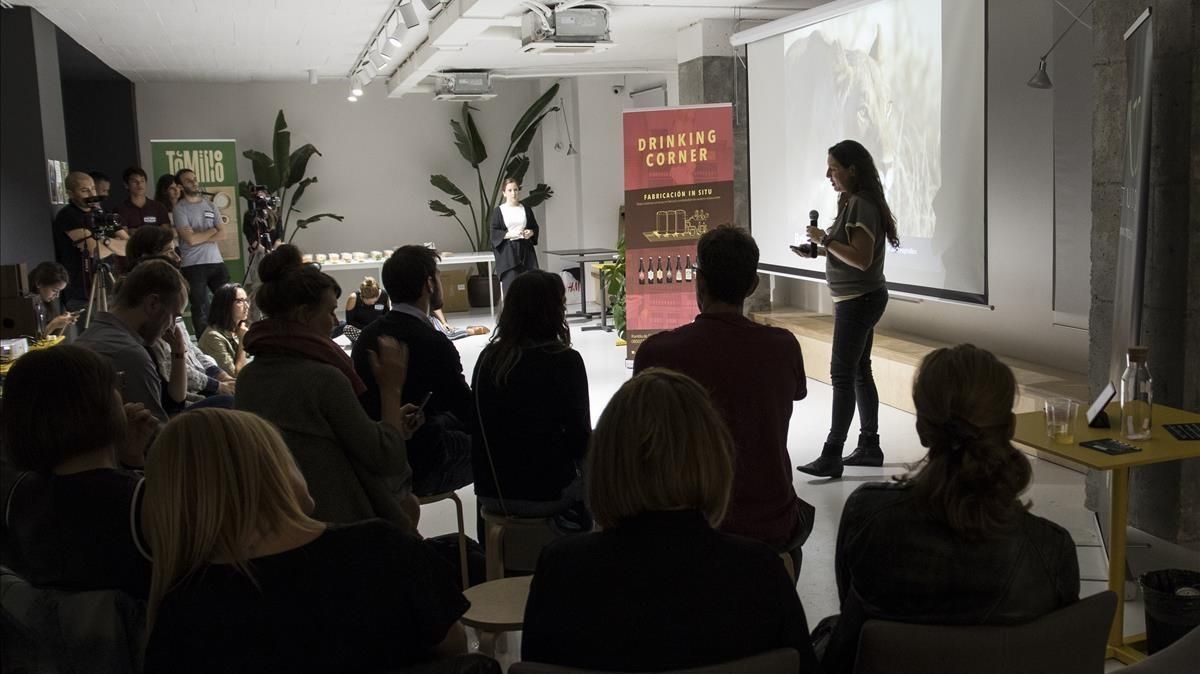 Lorraine Gallard confiesa sus fracasos en el espacio de ’coworking’ Cloud, durante la última FuckUp Night de Barcelona. Lorraine Gallard confiesa sus fracasos en el espacio de ’coworking’ Cloud, durante la última FuckUp Night de Barcelona.