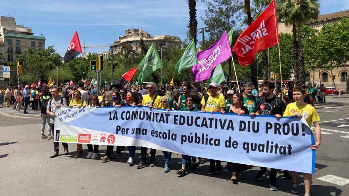 Un miler de persones surten al carrer en defensa de l’educació pública catalana i escalfen motors per a les vagues de maig i juny