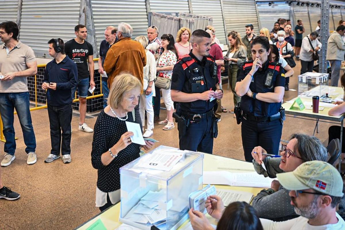 Votaciones en el mercado del Ninot, en Barcelona