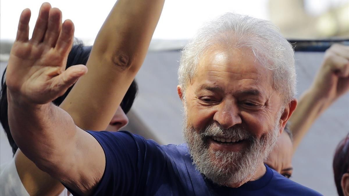Lula saluda a sus seguidores frente a la sede del sindicato metalúrgico. Lula saluda a sus seguidores frente a la sede del sindicato metalúrgico.