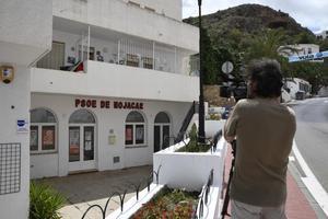 Un cámara toma imágenes de la sede del PSOE de Mojácar, partido que ha suspendido de militancia al número 2 de su lista, Francisco Bartolomé Flores, por supuesta compra de votos. 