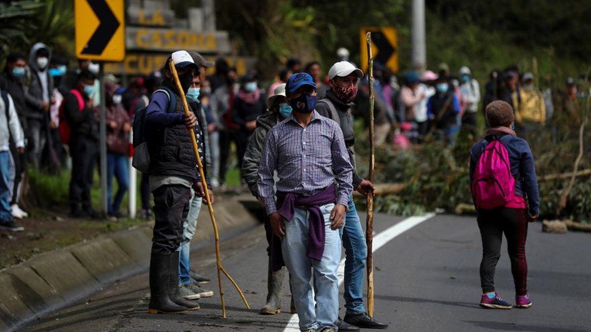 Un instante de una de las marchas pacíficas de protesta en Ecuador. Un instante de una de las marchas pacíficas de protesta en Ecuador.
