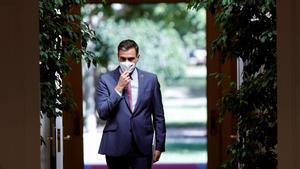El presidente del Gobierno se dirige a su rueda de prensa de balance de fin de curso político. En el vídeo, Pedro Sánchez presume de la evolución positiva de la economía. Día a día, y gracias al éxito de la vacunación, se afianza la recuperación, subraya. EFE TV / FOTO: EMILIO NARANJO (EFE)