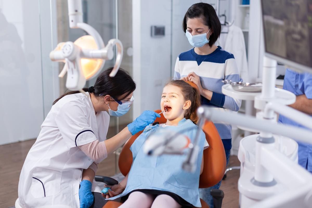 Los siete mitos dentales más extendidos (y que pueden poner en riesgo tu salud bucodental) Los siete mitos dentales más extendidos (y que pueden poner en riesgo tu salud bucodental)