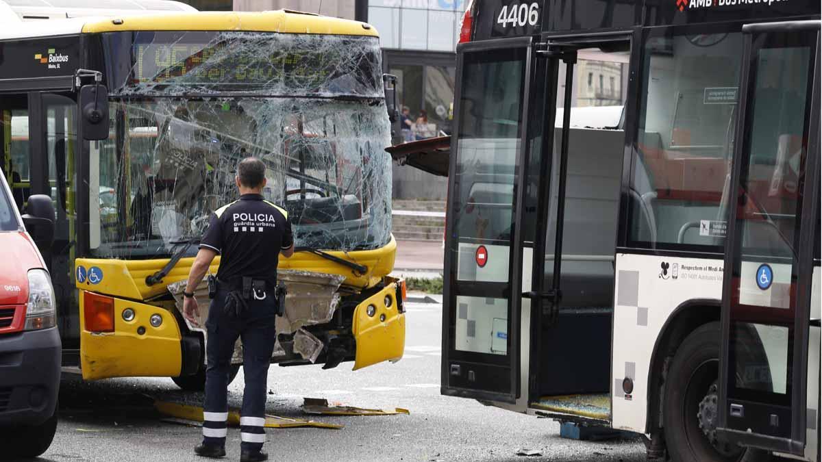 20 heridos al chocar dos buses y una moto en la plaza de Espanya de Barcelona.