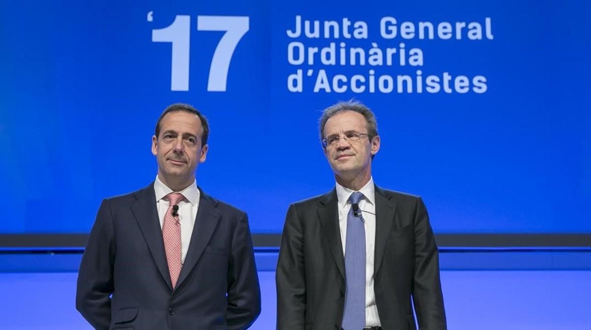 Gonzalo Gortázar y Jordi Gual, en la junta de accionsitas del 2017.