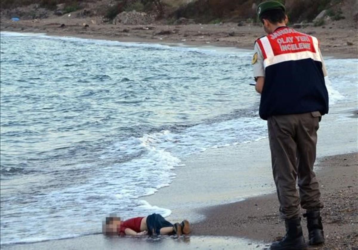 El cuerpo de Aylan Kurdi, un bebé de 3 años, apareció en las costas turcas en septiembre del 2015 y se convirtió en la imagen de la crisis de los refugiados. El cuerpo de Aylan Kurdi, un bebé de 3 años, apareció en las costas turcas en septiembre del 2015 y se convirtió en la imagen de la crisis de los refugiados.