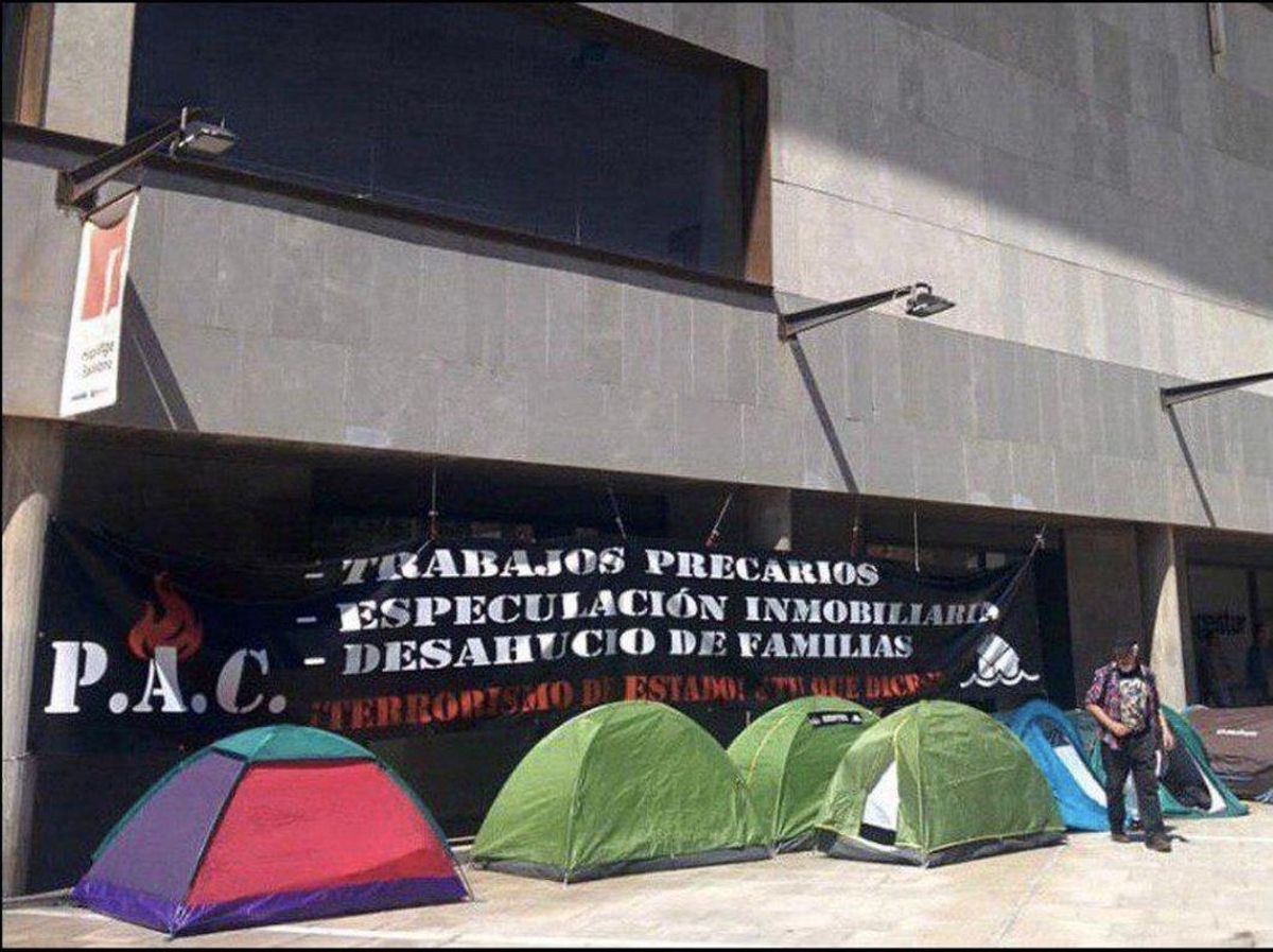 Reallotgen una de les famílies acampades des de fa una setmana a Badalona Reallotgen una de les famílies acampades des de fa una setmana a Badalona