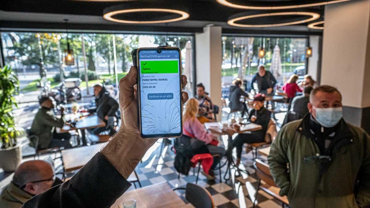 Un pasaporte covid, validado, en el interior de un local de Barcelona. Un pasaporte covid, validado, en el interior de un local de Barcelona.