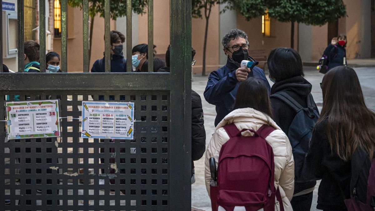 La primera semana de clases se cierra con 59.317 confinados y 34.388 positivos más La primera semana de clases se cierra con 59.317 confinados y 34.388 positivos más
