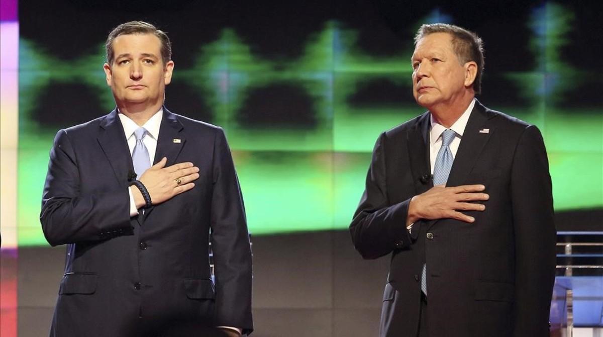 Fotografia de archivo tomada el 10 de marzo de 2016 que muestra a los aspirantes a la candidatura republicana Ted Cruz  y John Kasich durante un debate en la Universidad de Miami.