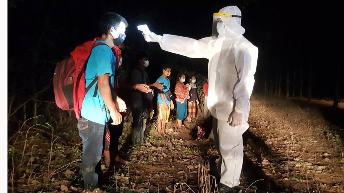 Toma de temperatura a ciudadanos de Laos en la frontera con Camboya. Toma de temperatura a ciudadanos de Laos en la frontera con Camboya.